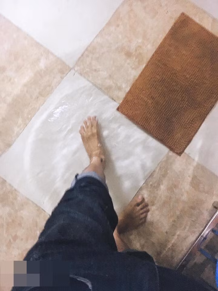 Lay phai vo “nao ca vang”, chang trai ngam ngui boi trong phong-Hinh-3