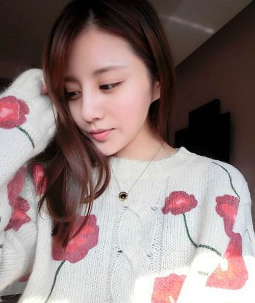 Khi những hình ảnh và thông tin về Gia Thiến được đăng tải, cư dân mạng không ngớt lời khen ngợi nhan sắc và học thức của nữ thạc sĩ, tán dương cô nàng không giống những hot girl bình hoa di động khác khi chỉ có nhan sắc và không có vẻ đẹp nội hàm.