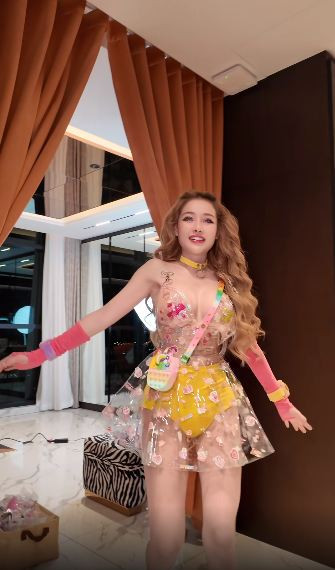 Cô nàng thậm chí còn không diện nội y ở phần trên, trang phục trong suốt bên ngoài không thể che được đường cong cơ thể.