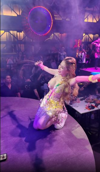 Cô nàng khoe trọn vòng 1 ngồn ngộn.