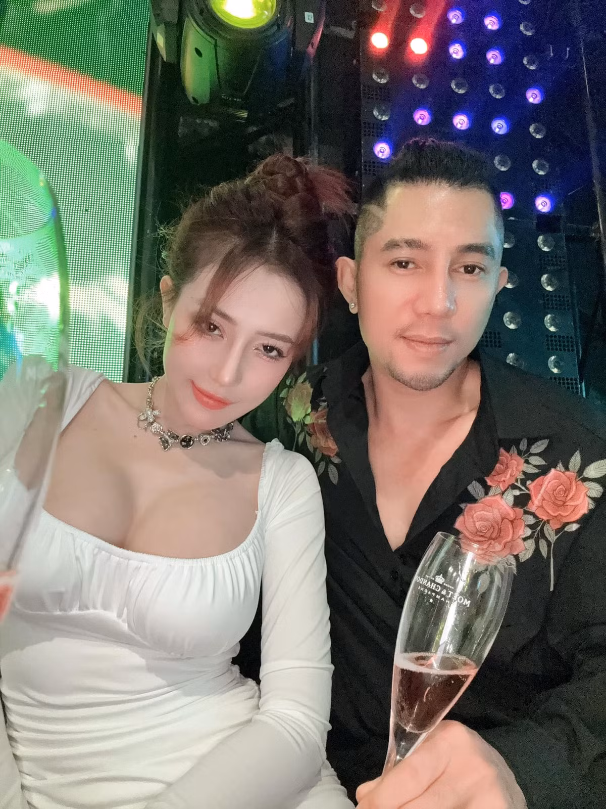 Dù vướng vào nhiều thị phi, cô nàng vẫn không ngại "đạp lên dư luận". Mỗi hoạt động của cô nàng đều được đăng tải lên trang cá nhân.