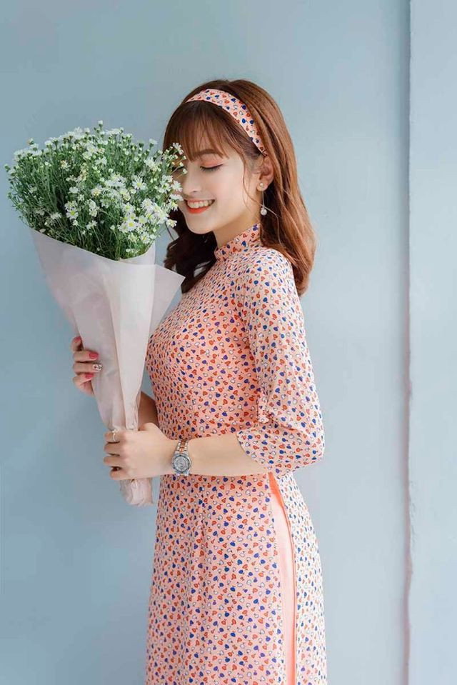 "Ngoài thời gian dành cho việc học thì em có đi làm thêm, vừa có thể đỡ đần bố mẹ lại vừa giúp bản thân có thêm vốn sống và khoản thu nhập nhất định. Công việc của em lúc ấy là chụp hình và livestream cho các cửa hàng thời trang, hoặc làm mẫu ảnh cho các studio" - Thanh Thuỷ chia sẻ.