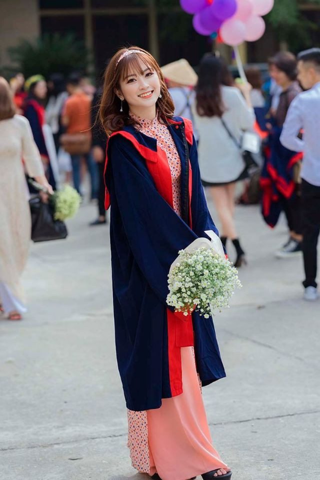 Sắp tốt nghiệp, Thu Thuỷ không tránh khỏi cảm giác lưu luyến bạn bè, trường lớp bởi học đại học là quãng thời gian vui vẻ, đẹp đẽ và nhiều kỷ niệm nhất. Sau khi tốt nghiệp sẽ có rất nhiều lo toan về cuộc sống, công việc.