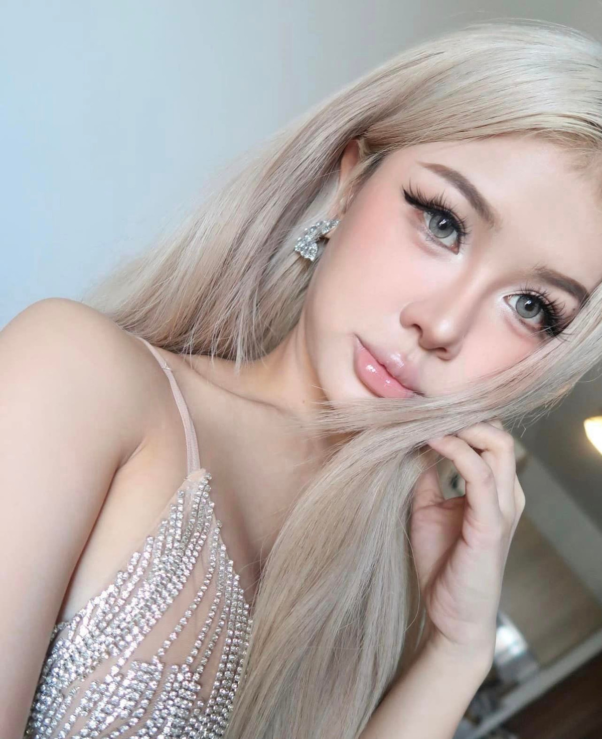 Xuân Ca đi theo hình ảnh thời trang lạ mắt. Cô có gu ăn mặc mang đậm màu sắc Y2K (thời trang thập niên 2000), bắt kịp xu hướng mới nhất.