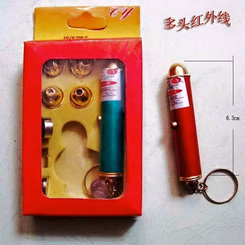 Chiếc đèn này được gọi nôm na là laze. Đây là món đồ chơi chắc chắn bạn nữ nào cũng cực ghét vì luôn bị các bạn nam sử dụng để trêu đùa, nghịch "ngu" bằng cách soi vào mắt.