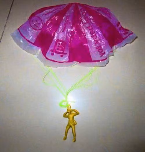 Chiếc dù có buộc một người lính bằng nhựa cũng là món đồ chơi kinh điển được thế hệ 8x, đầu 9x ưa thích. Món đồ chơi cực kỳ đơn giản này được tạo thành từ tạo sợi chỉ và nilong hình dù, khi tung lên cao, phần dù sẽ căng ra và từ từ tiếp đất.