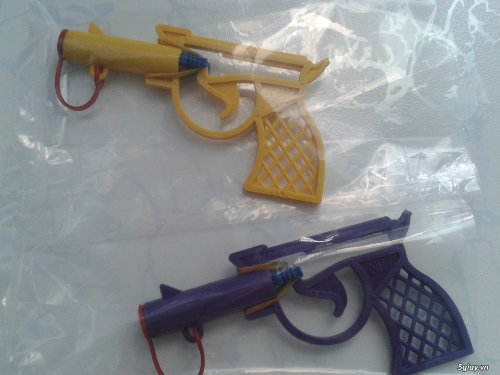 Súng nhựa luôn là món đồ yêu thích của tụi con trai. Chiếc súng với thiết kế cực kỳ tối giản nhưng không biết tại sao lại từng được "săn đón" tới vậy.