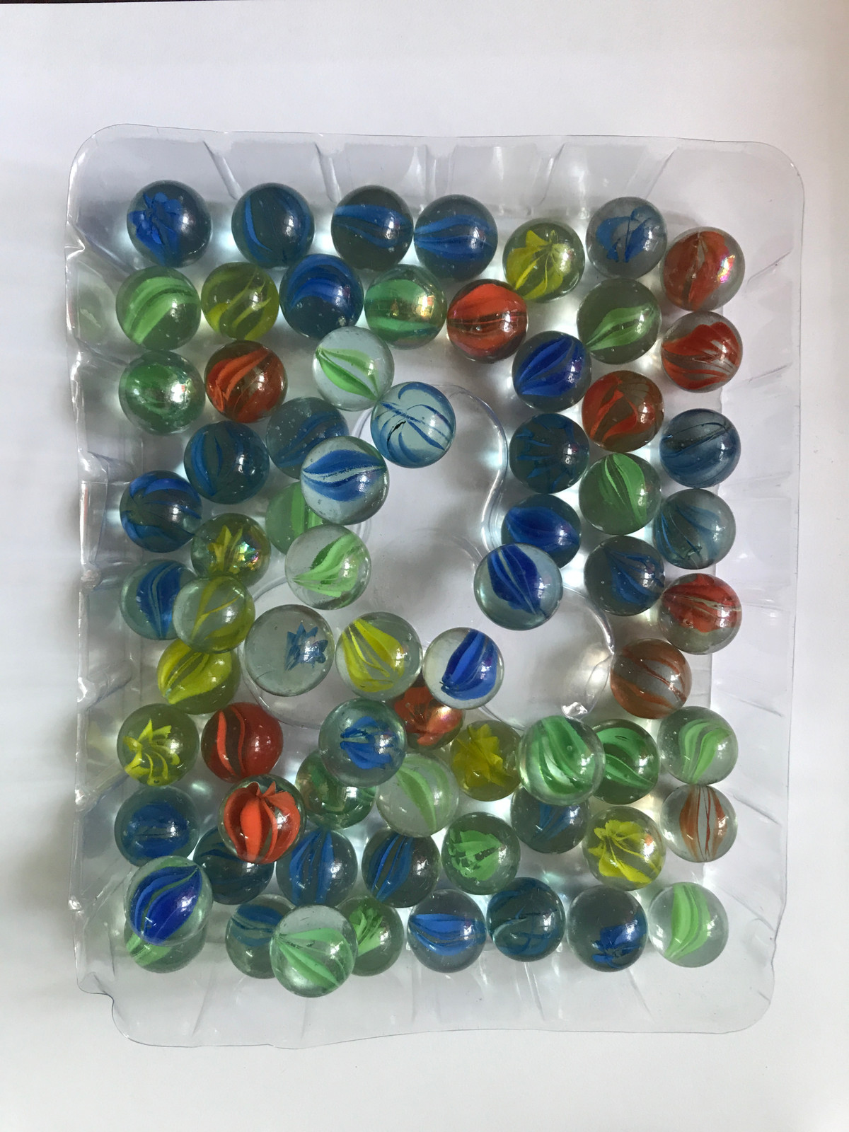 Bi ve là thứ đồ chơi yêu thích của các bạn nam. Lứa 8x, đầu 9x chắc hẳn ai cũng từng có một hộp lớn bi ve để sẵn sàng bắn thi bất kỳ lúc nào. Hiện nay, có ít sân trường là nền đất thay vào đó là sân bê tông nên trò chơi này ít được yêu thích.