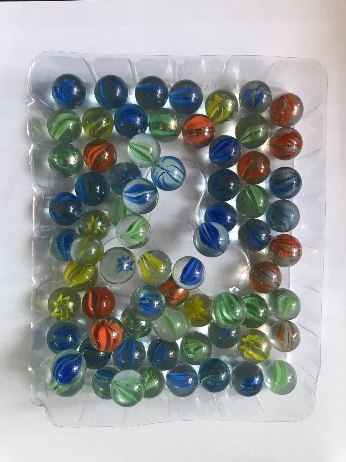 Bi ve là thứ đồ chơi yêu thích của các bạn nam. Lứa 8x, đầu 9x chắc hẳn ai cũng từng có một hộp lớn bi ve để sẵn sàng bắn thi bất kỳ lúc nào. Hiện nay, có ít sân trường là nền đất thay vào đó là sân bê tông nên trò chơi này ít được yêu thích.