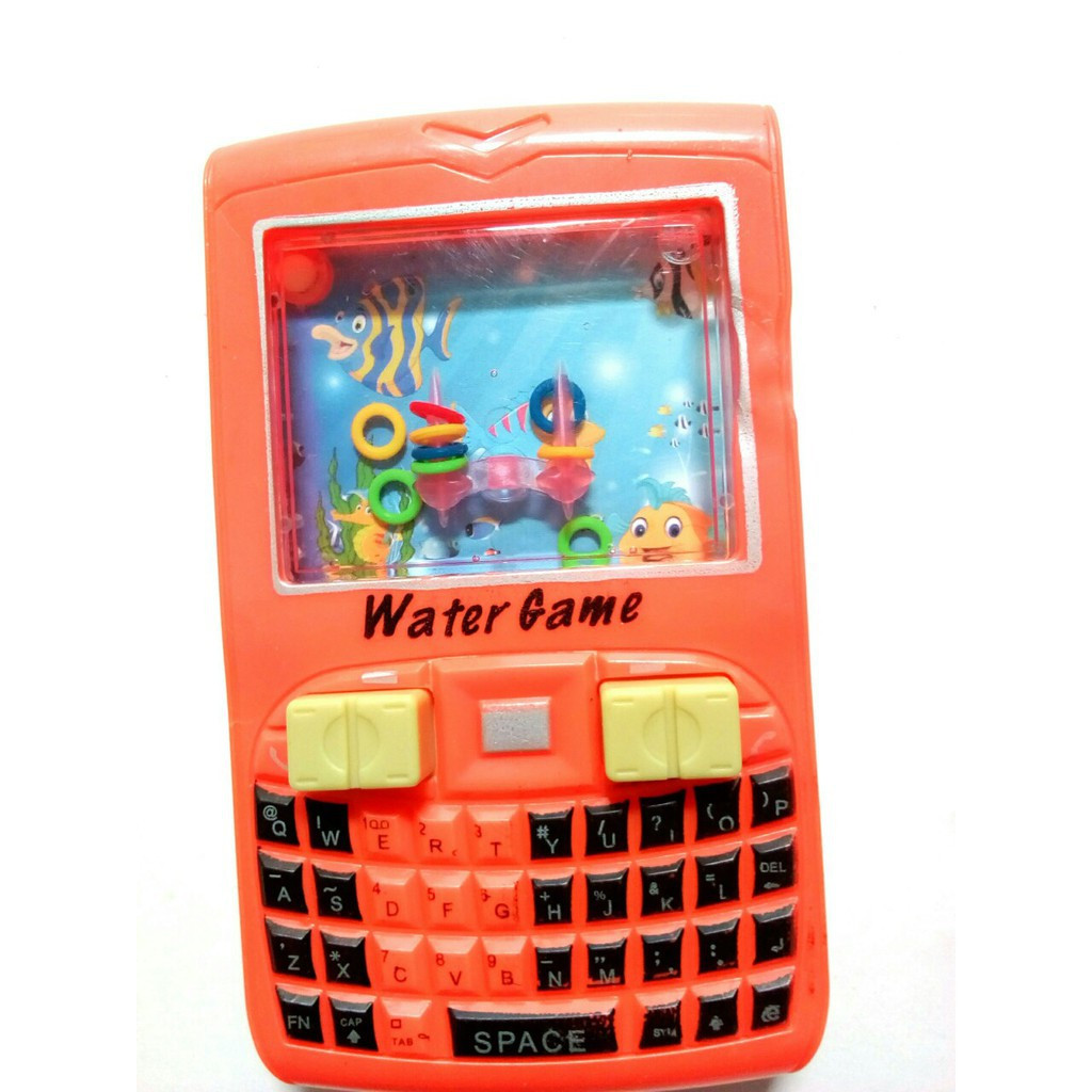 Máy trò chơi mang tên "Water Game" cũng cực kỳ được yêu thích. Bên trong máy có chiếc cột nhỏ và nhiều vòng tròn, người chơi phải ấn nút làm sao để vòng tròn đó xâu được vào cột.