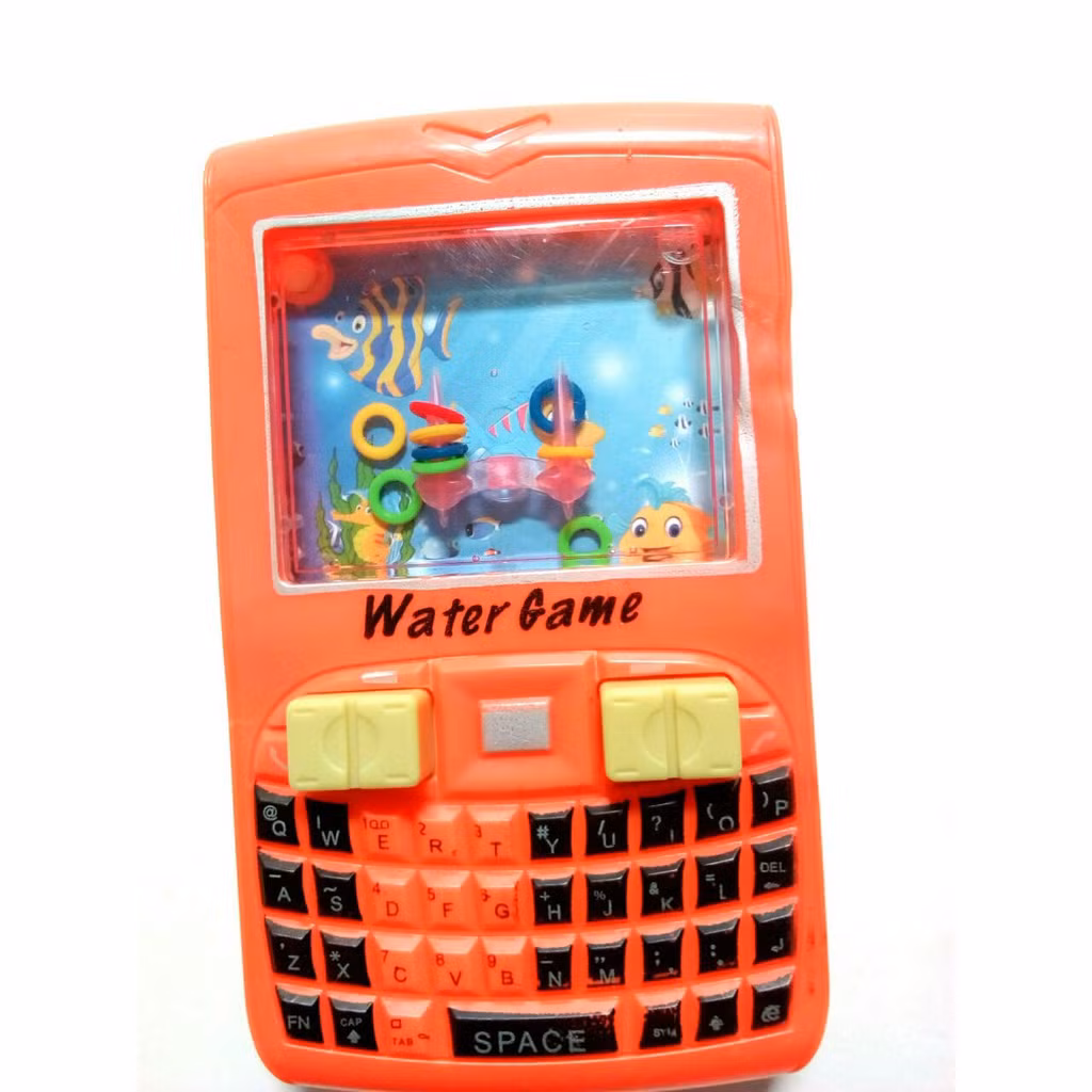 Máy trò chơi mang tên "Water Game" cũng cực kỳ được yêu thích. Bên trong máy có chiếc cột nhỏ và nhiều vòng tròn, người chơi phải ấn nút làm sao để vòng tròn đó xâu được vào cột.