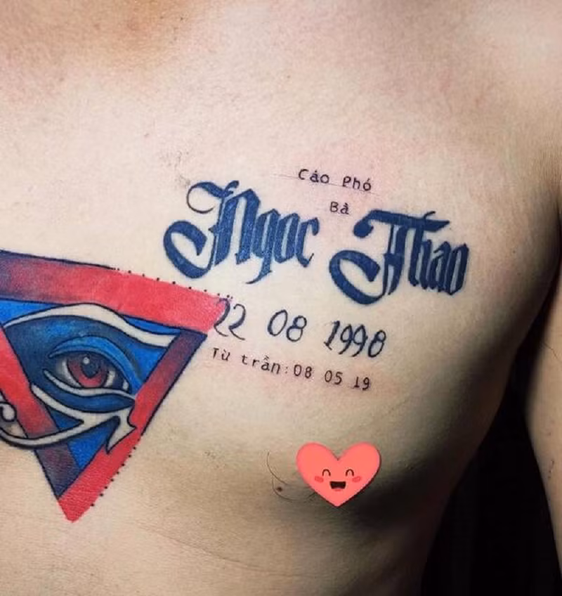 Xăm tên người yêu lên ngực lúc yêu nhau, đến lúc "đường ai nấy đi" thì không ngần ngại thêm dòng chữ "RIP" và "Từ trần". Dù hết tình cảm nhưng sửa xăm kiểu này thì đáng trách, khác nào rủa người yêu cũ.