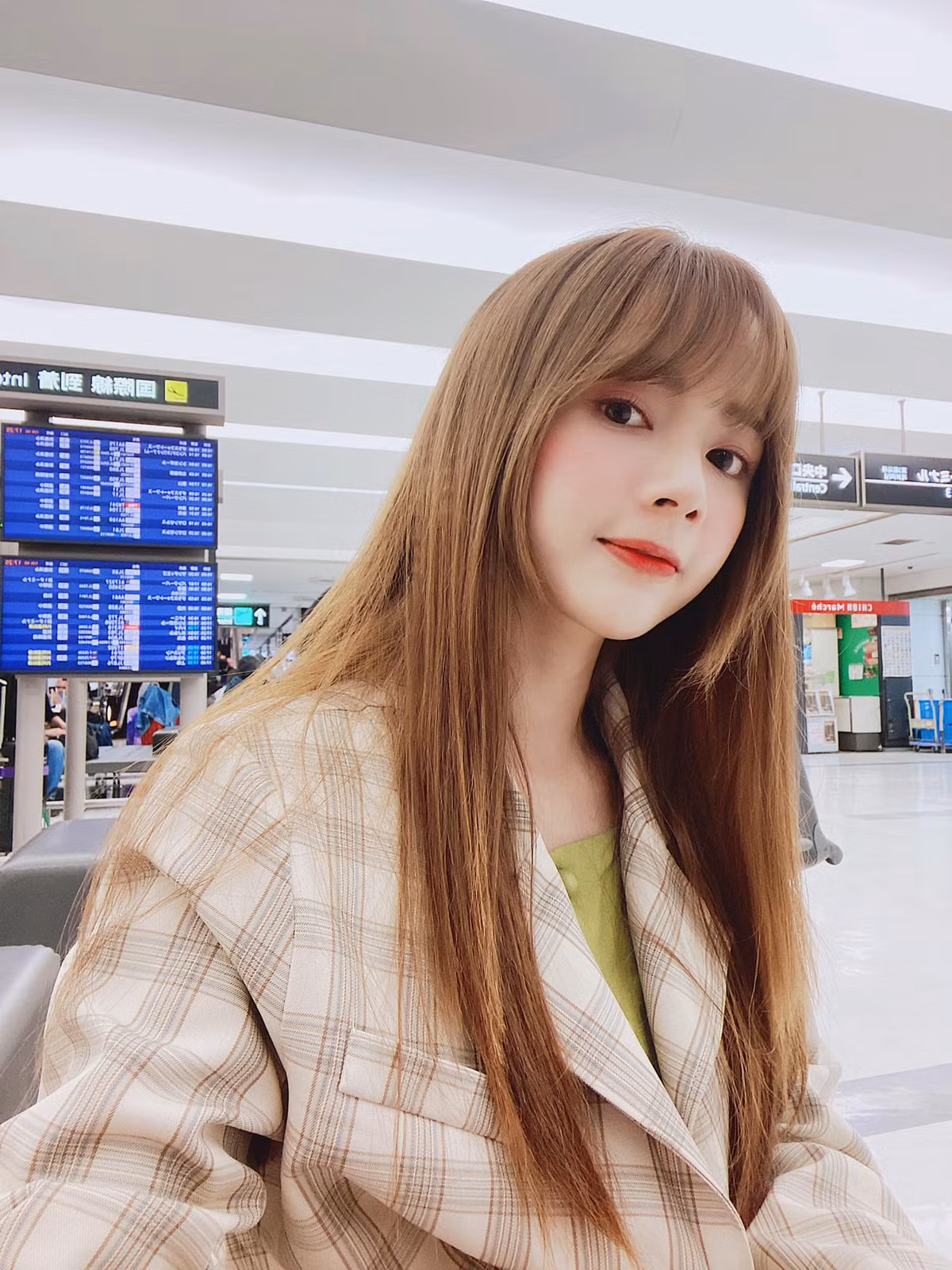 Lan Hương cho biết, việc tấm ảnh thẻ được cộng đồng mạng yêu thích là bước ngoặt lớn trong cuộc đời, giúp cô nàng có được những thứ mà chưa bao giờ dám mơ tới. Với công việc chụp mẫu, đóng phim, hiện tại Lan Hương không biết chính xác cô thu nhập được bao nhiêu mỗi tháng.