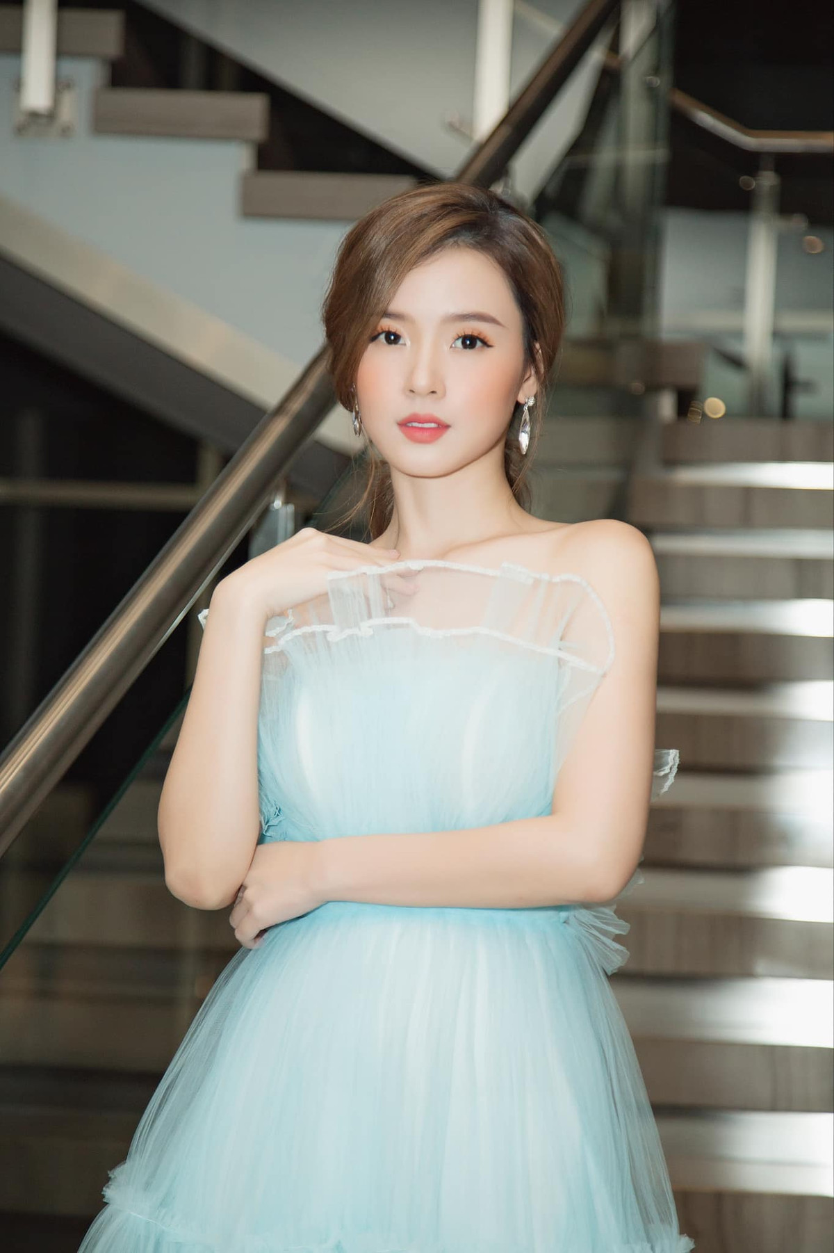 Không chỉ xinh đẹp, Midu còn được biết đến là hot girl học giỏi nhất nhì Việt Nam. Cô nàng từng là giảng viên khoa Kiến trúc Mỹ Thuật, ĐH Công nghệ TP.HCM (Hutech) từ tháng 5/2017. Thời điểm đó, trên mạng xã hội, rất nhiều sinh viên dành lời khen cho cô giáo xinh đẹp.