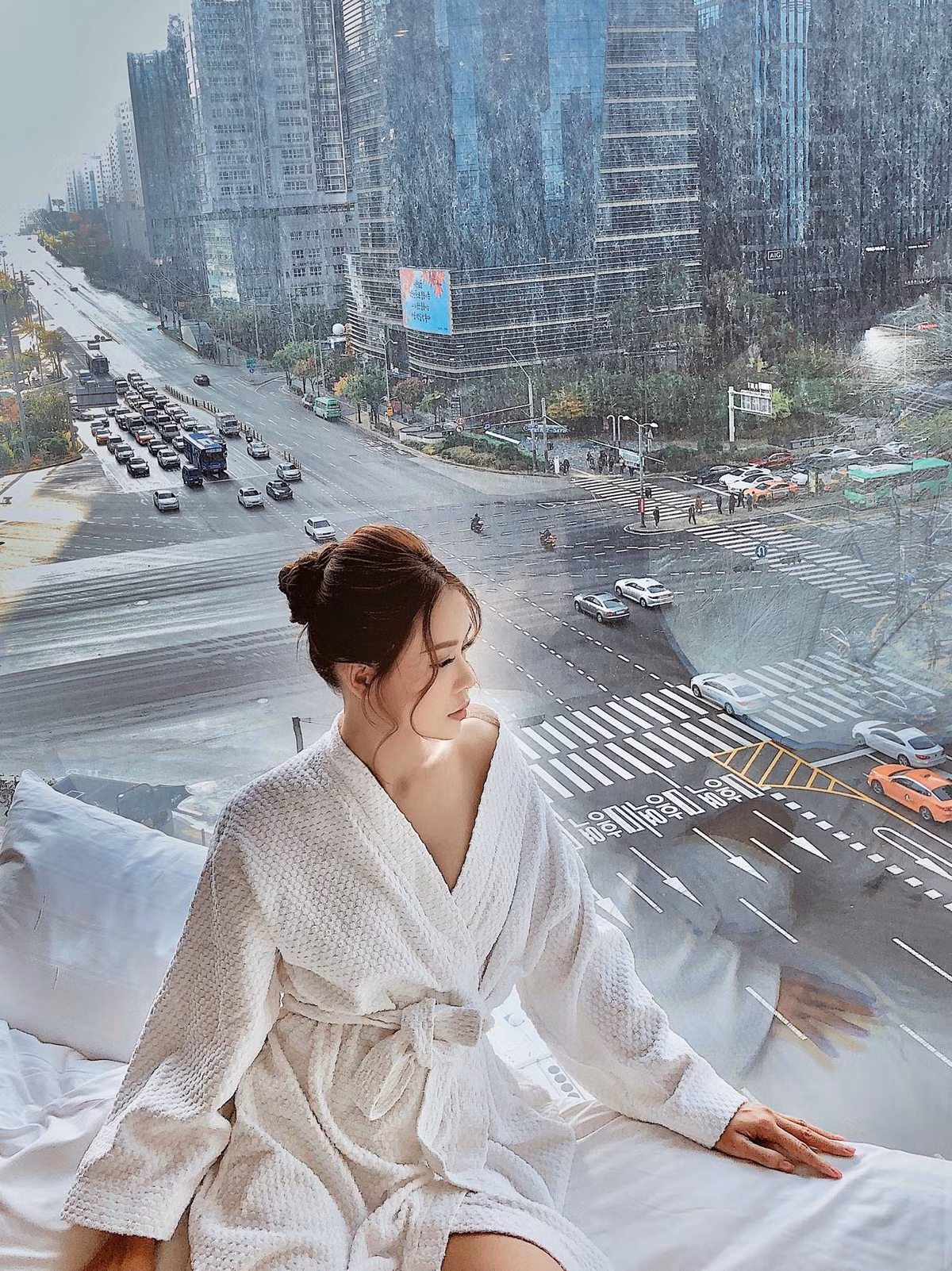 Tích cực hoạt động nghệ thuật, phủ sóng tên tuổi và tham gia đóng quảng cáo, làm gương mặt đại diện và dự sự kiện của nhiều nhãn hàng giúp Sam có thu nhập cực khủng. Mới đây, cô được chú ý khi mua xế sang trị giá 2,6 tỷ đồng.