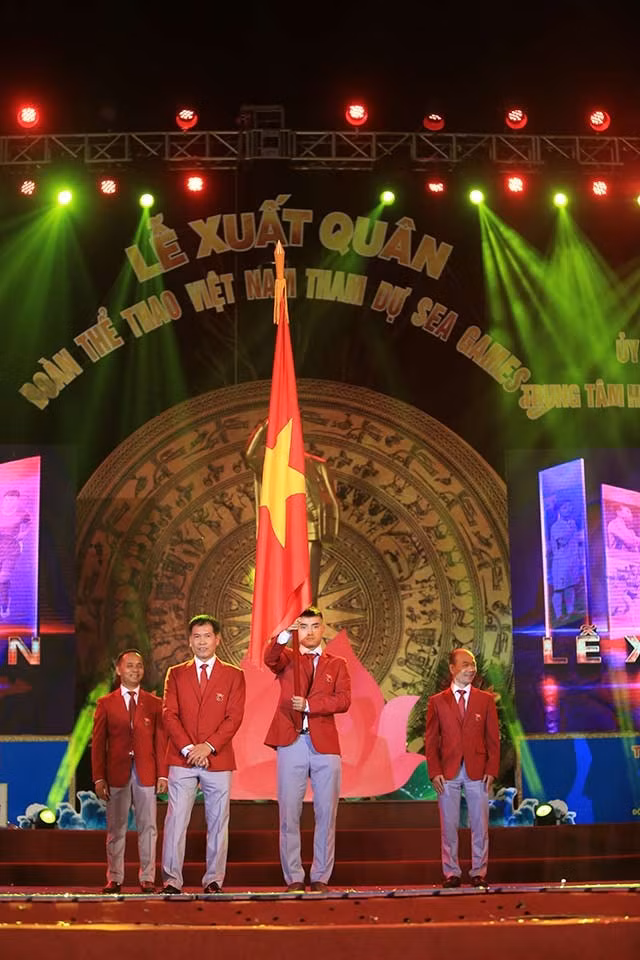 Là người cầm cờ đoàn thể thao Việt Nam tại lễ khai mạc SEA Games 30, kiếm thủ Vũ Thành An gây chú ý nhờ ngoại hình siêu cấp đẹp trai. Đây là lần thứ 4, hot boy đấu kiếm được nhận trọng trách vinh dự này.