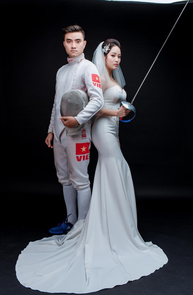 Suốt quãng thời gian yêu nhau đến khi kết hôn, cả hai thường xuyên chia sẻ khoảnh khắc ngọt ngào trên mạng xã hội. Cặp đôi cũng bật mí sắp đón con đầu lòng.