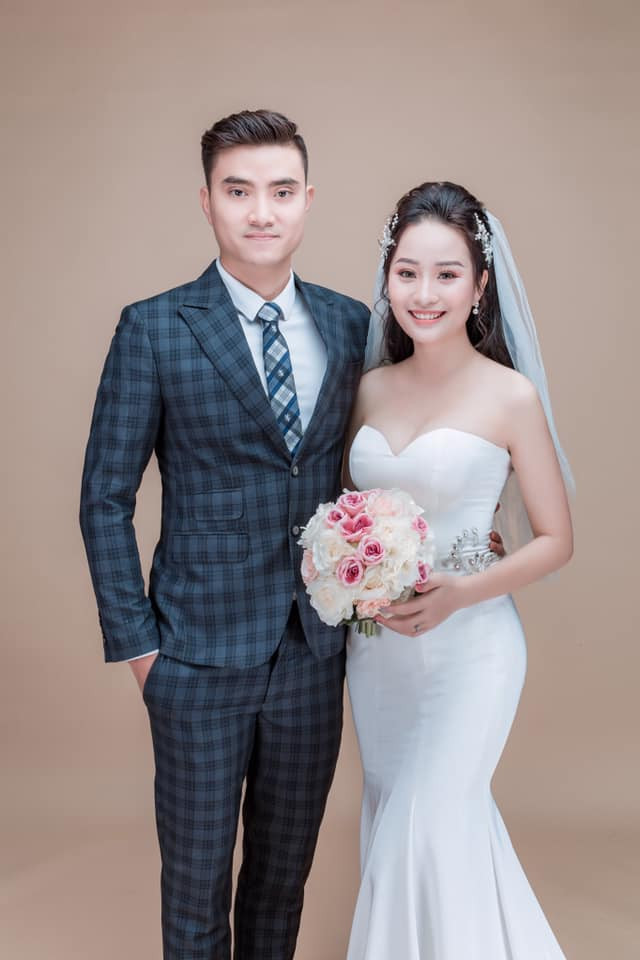 Tháng 6 vừa qua, hot boy đấu kiếm kết hôn với cựu xạ thủ Tú Anh (SN 1996), cô nàng cũng là một vận động viên có nhiều thành tích đáng nể ở các giải quốc gia.