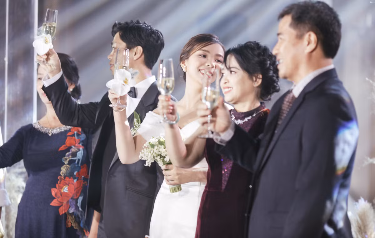 Lễ đính hôn của Công Phượng và Viên Minh vắng các đồng đội và những người thầy thân cận, vì họ đang bận rộn khi V-League trở lại.