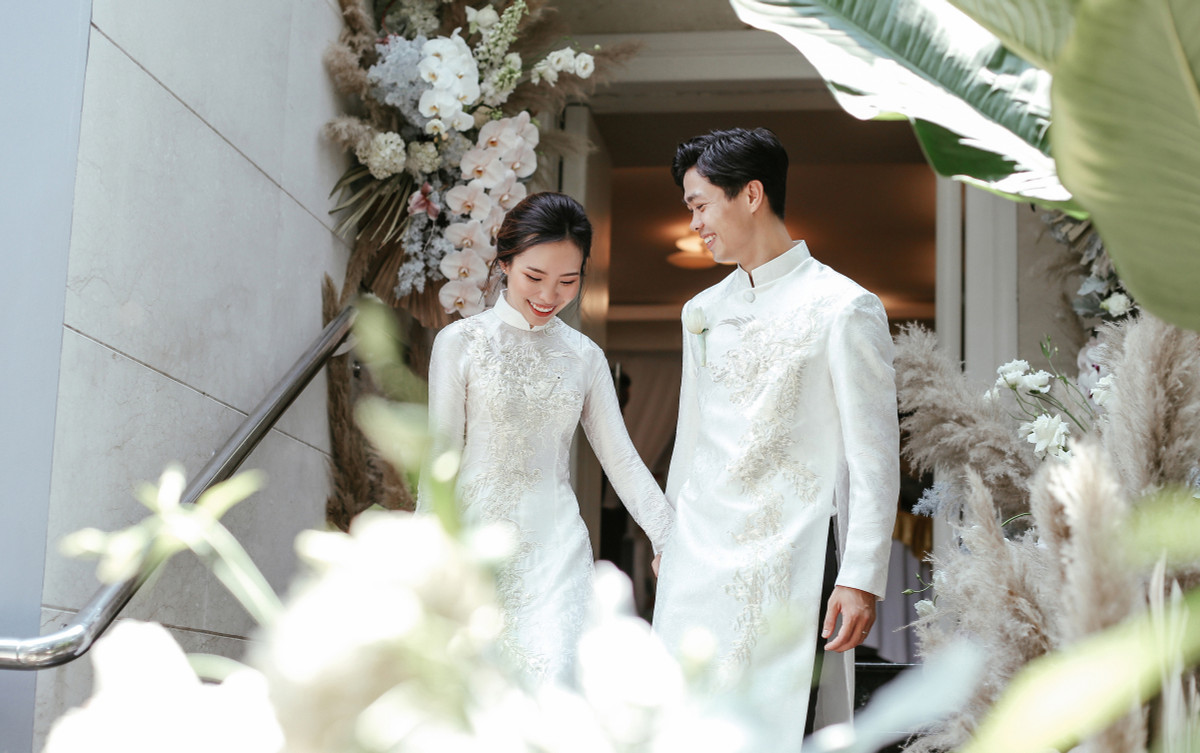 Lễ ăn hỏi của đôi trai tài gái sắc được tổ chức với những thủ tục đầu tiên tại tư gia nhà gái ở quận 1, TP HCM vào sáng 3/6. Công Phượng và Viên Minh đều mặc bộ áo dài với những hoạ tiết cầu kỳ của một nhà thiết kế nổi tiếng.