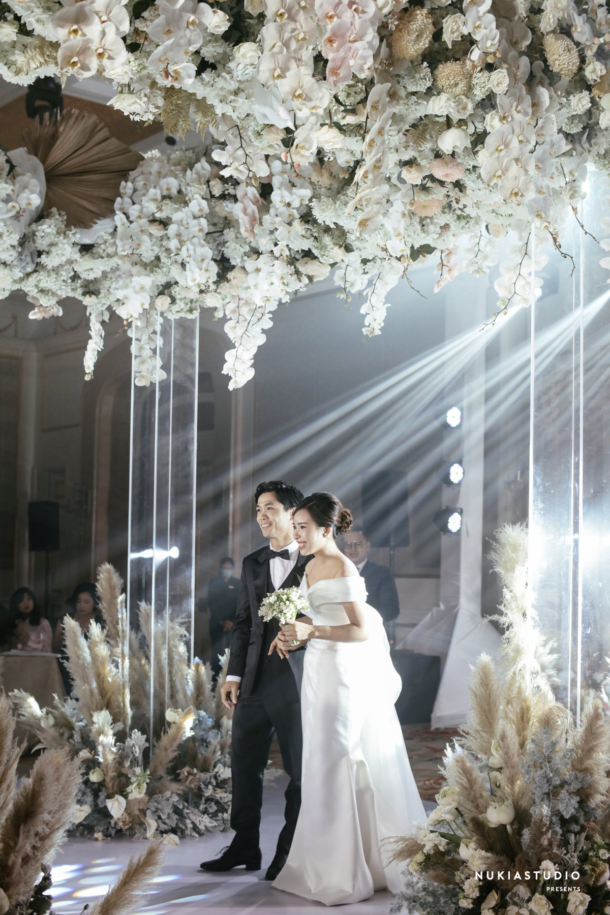 Ngoài việc thông tin chính thức về chuyện đại sự, Công Phượng cũng khoe những bức ảnh cực đẹp chụp tại lễ đính hôn của anh chàng và vợ tương lai.