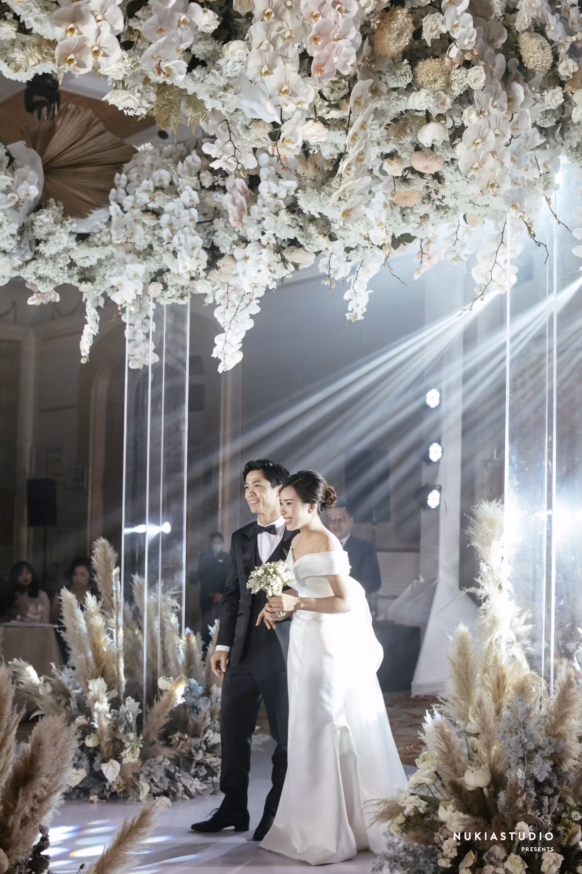 Ngoài việc thông tin chính thức về chuyện đại sự, Công Phượng cũng khoe những bức ảnh cực đẹp chụp tại lễ đính hôn của anh chàng và vợ tương lai.