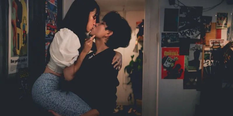 Khánh Vân cho biết, khi đóng cảnh giường chiếu, ê-kíp đã chuẩn bị phục trang kỹ lưỡng cho diễn viên nhằm tránh những tiếp xúc cơ thể khiến cả hai phải ngượng ngùng.