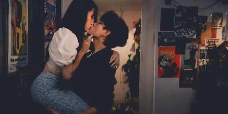 Khánh Vân cho biết, khi đóng cảnh giường chiếu, ê-kíp đã chuẩn bị phục trang kỹ lưỡng cho diễn viên nhằm tránh những tiếp xúc cơ thể khiến cả hai phải ngượng ngùng.