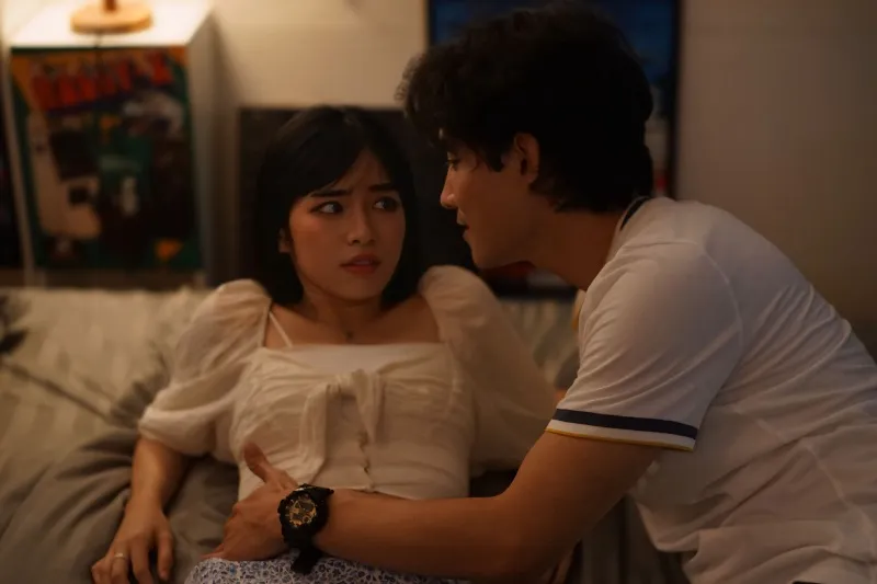 Trong bộ phim mới, diễn viên Khánh Vân hóa thân vào vai Trang - một cô gái có giao diện hiền hậu nhưng bên trong lại rất cá tính, táo bạo trong chuyện tình cảm. Phần tạo hình của nhân vật khiến cô có phần khác biệt so với đời sống thường ngày.