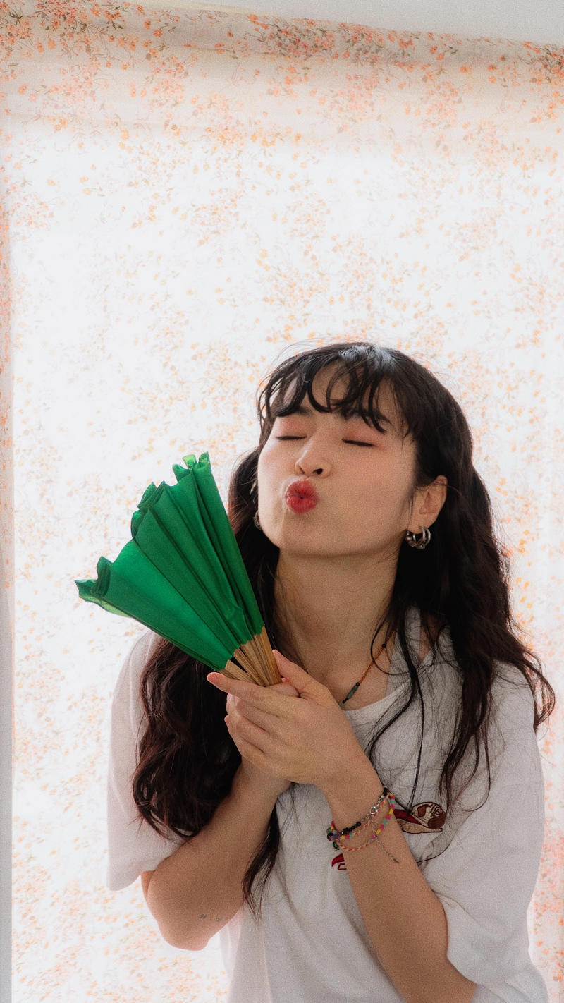 Cô gây ấn tượng với khán giả bằng vẻ ngoài xinh đẹp, trong sáng.