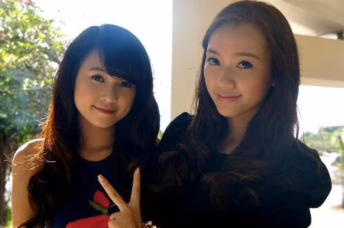 Sam và Băng Di từng là cặp hot girl chơi cực thân, cả hai thường xuyên chụp hình chung cho tạp chí, và làm mẫu ảnh thời trang. Thế nhưng vì một vài xích mích, cả hai đã không còn chơi với nhau. Sam cho biết cô và Băng Di khác nhau về suy nghĩ nên khó đi chung đường.