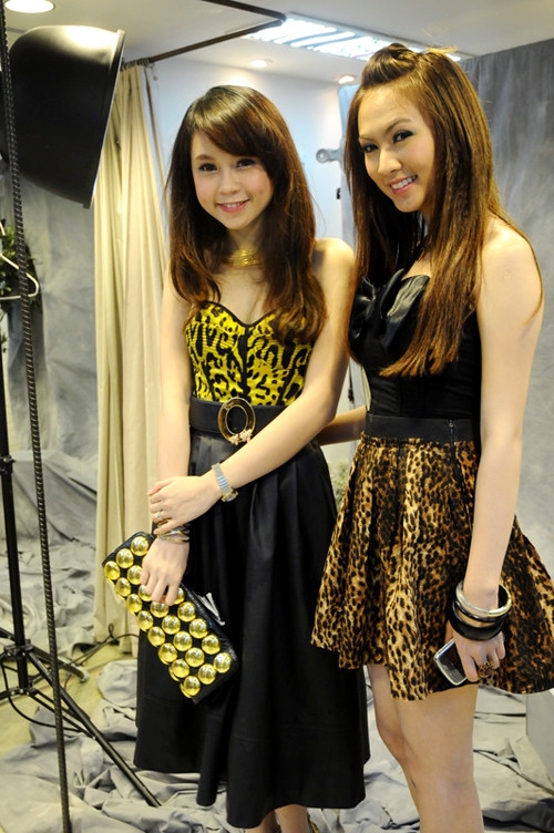 Cũng là một hot girl Sài Thành cực nổi tiếng, Kelly có tình bạn đẹp với Sam. Từng có thời gian cặp đôi bạn thân đi đâu, làm gì cũng dính lấy nhau. Bẵng đi một thời gian, hai cô nàng ít khi xuất hiện cùng chung trên một sân khấu khiến tin đồn nghỉ chơi xuất hiện.