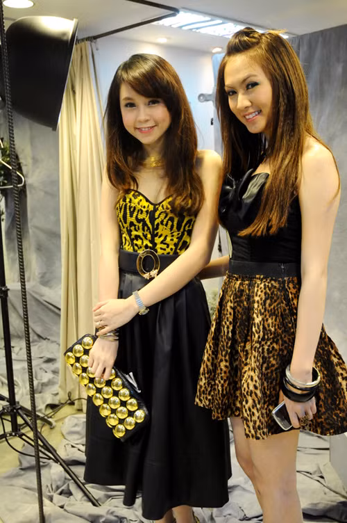 Cũng là một hot girl Sài Thành cực nổi tiếng, Kelly có tình bạn đẹp với Sam. Từng có thời gian cặp đôi bạn thân đi đâu, làm gì cũng dính lấy nhau. Bẵng đi một thời gian, hai cô nàng ít khi xuất hiện cùng chung trên một sân khấu khiến tin đồn nghỉ chơi xuất hiện.