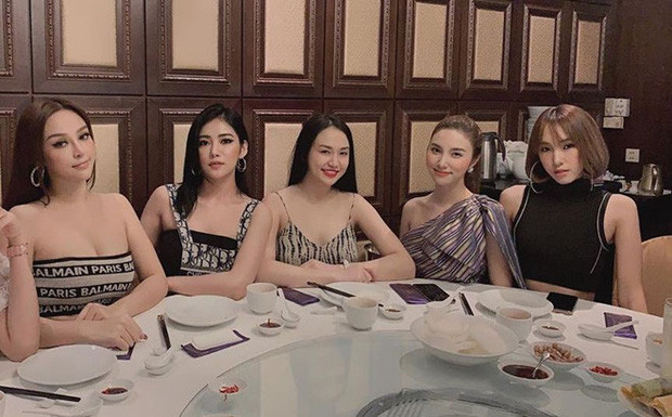 Đều là những hot girl đình đám nhưng hiện nay chỉ có Emily và Hạnh Sino còn hoạt động nghệ thuật. Huyền Baby và Hương Baby đều lựa chọn con đường kinh doanh và chăm chút tổ ấm gia đình.