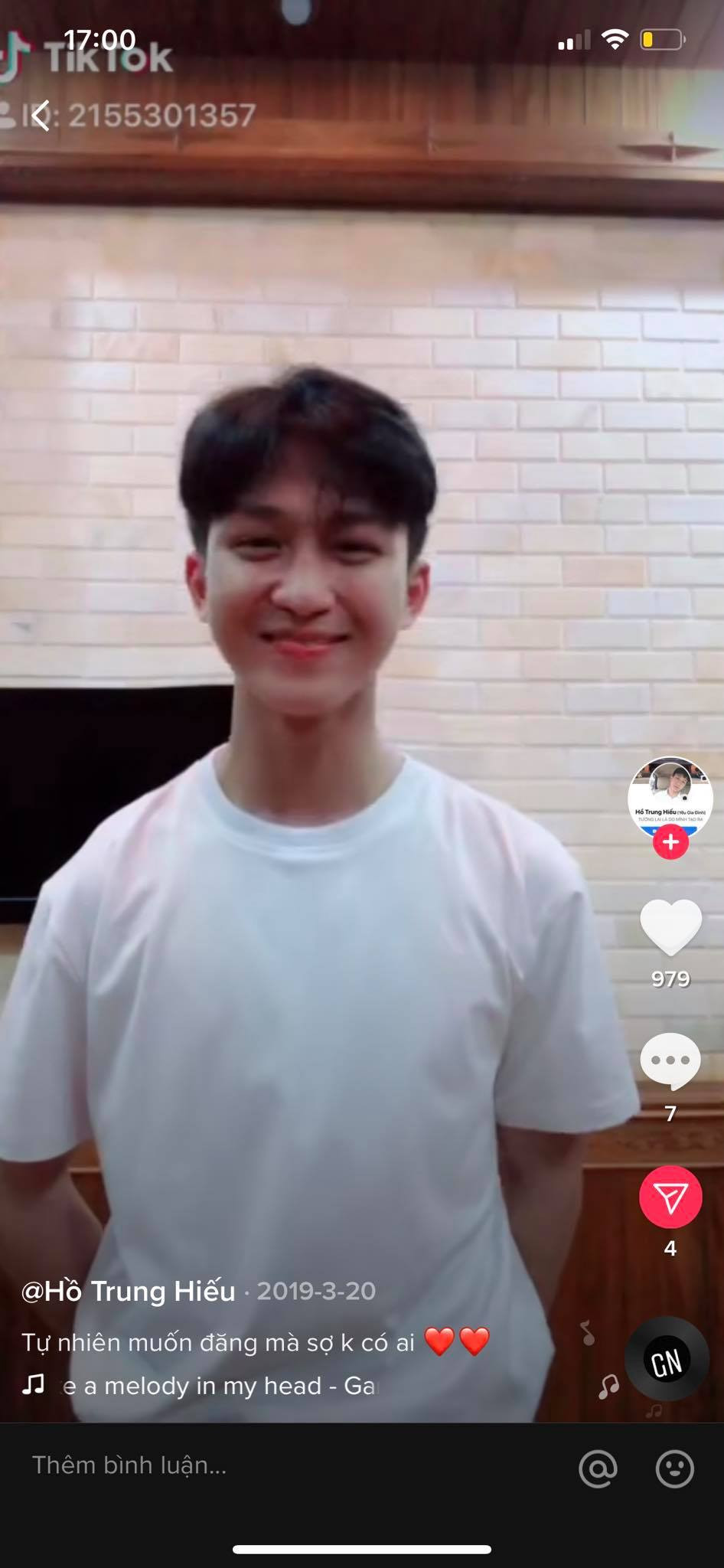 Ngay sau đó, thông tin cá nhân của chàng cảnh sát đẹp trai đã được tìm ra. Anh chàng là Hồ Trung Hiếu, hiện đang sinh sống và học tập tại Hà Nội. Là sinh viên, Hiếu rất tích cực tham gia các hoạt động của trường lớp.