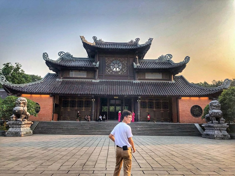 Hiếu được đánh giá là sở hữu vẻ đẹp thư sinh, công tử với dáng người cao gầy, mái tóc ngố màu đen và nước da trắng bóc. Trông anh chàng cực giống những chàng trai trong phim ngôn tình Trung Quốc.