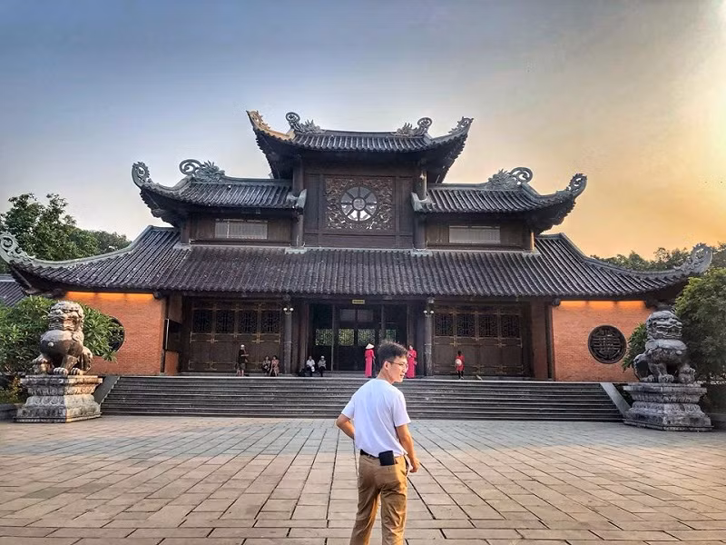 Hiếu được đánh giá là sở hữu vẻ đẹp thư sinh, công tử với dáng người cao gầy, mái tóc ngố màu đen và nước da trắng bóc. Trông anh chàng cực giống những chàng trai trong phim ngôn tình Trung Quốc.