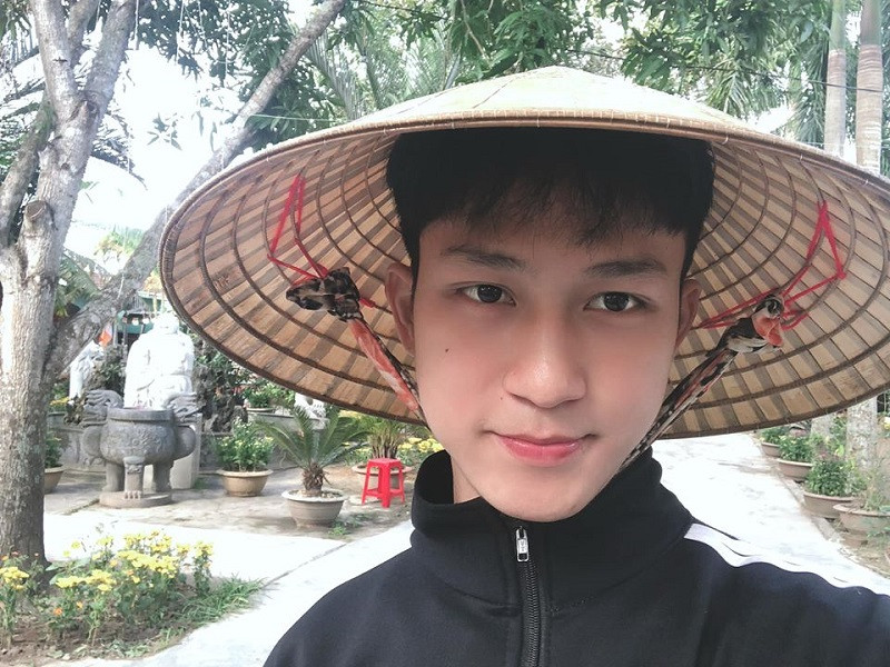 Trên trang cá nhân, Trung Hiếu thường xuyên đăng tải hình ảnh xung quanh cuộc sống bình thường, học tập cũng như vui chơi. Trong bất kỳ hoàn cảnh nào, trông anh chàng cũng đẹp trai xuất sắc.