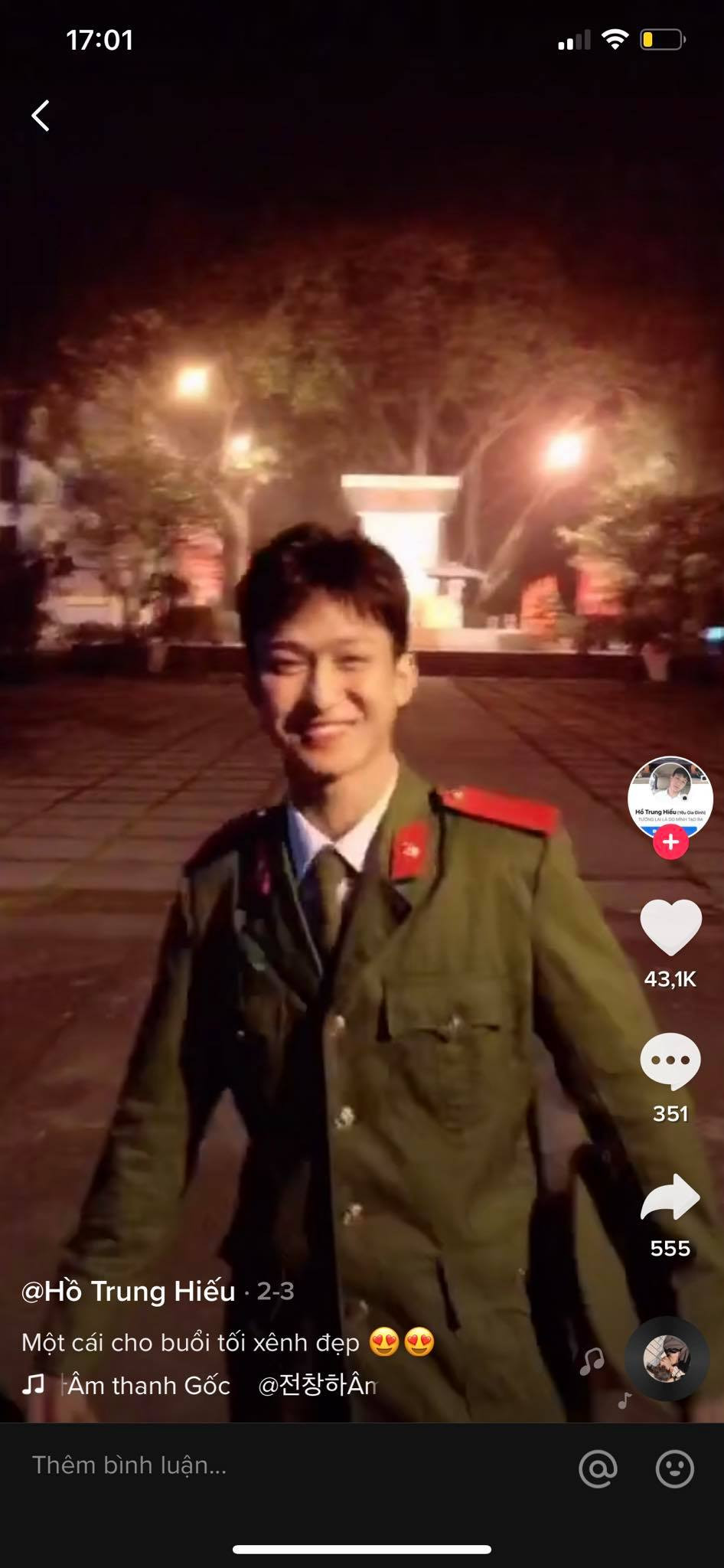 Ngay sau đó, bức ảnh trên thu hút sự quan tâm đặc biệt của dân mạng. "Đẹp trai thật, lực lượng quân đội, công an không bao giờ làm chị em thất vọng mà", "Anh ấy đi hiến máu nhưng lại vô tình nở nụ cưới lấy đi vài lít máu của các chị em mê trai đẹp" - Dân mạng hài hước bình luận.