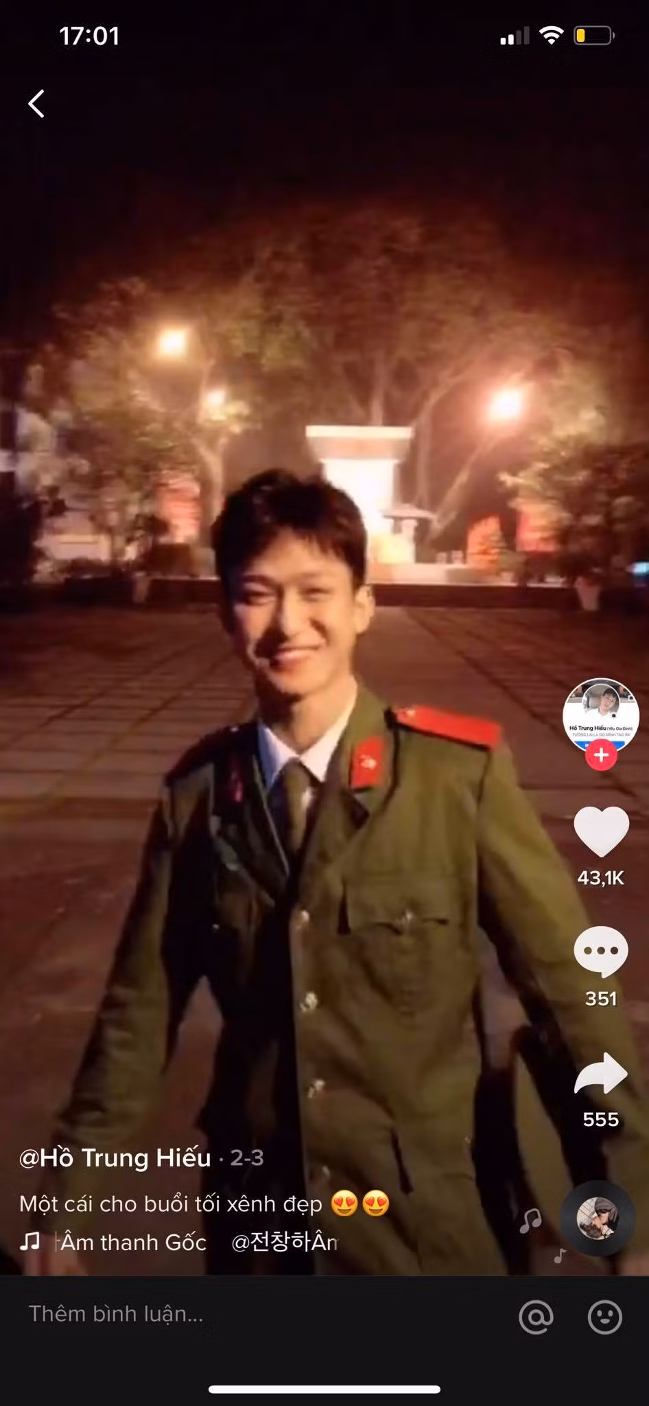 Ngay sau đó, bức ảnh trên thu hút sự quan tâm đặc biệt của dân mạng. "Đẹp trai thật, lực lượng quân đội, công an không bao giờ làm chị em thất vọng mà", "Anh ấy đi hiến máu nhưng lại vô tình nở nụ cưới lấy đi vài lít máu của các chị em mê trai đẹp" - Dân mạng hài hước bình luận.