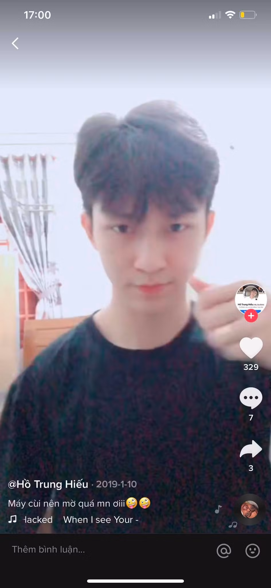 Nam thần mặc cảnh phục rất chăm chỉ thực hiện các clip dễ thương để đăng tải trên mạng xã hội.