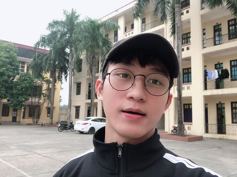 Hot boy cảnh sát sở hữu khuôn mặt cực điển trai với sống mũi thẳng và cao, đôi mắt hai mí rõ nét và nụ cười toả nắng. Chẳng thế mà chỉ với một khoảnh khắc mỉm cười, Trung Hiếu đã khiến chị em mê như điêu đổ.