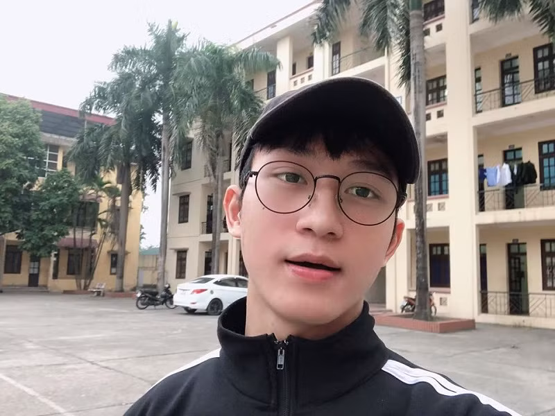 Hot boy cảnh sát sở hữu khuôn mặt cực điển trai với sống mũi thẳng và cao, đôi mắt hai mí rõ nét và nụ cười toả nắng. Chẳng thế mà chỉ với một khoảnh khắc mỉm cười, Trung Hiếu đã khiến chị em mê như điêu đổ.