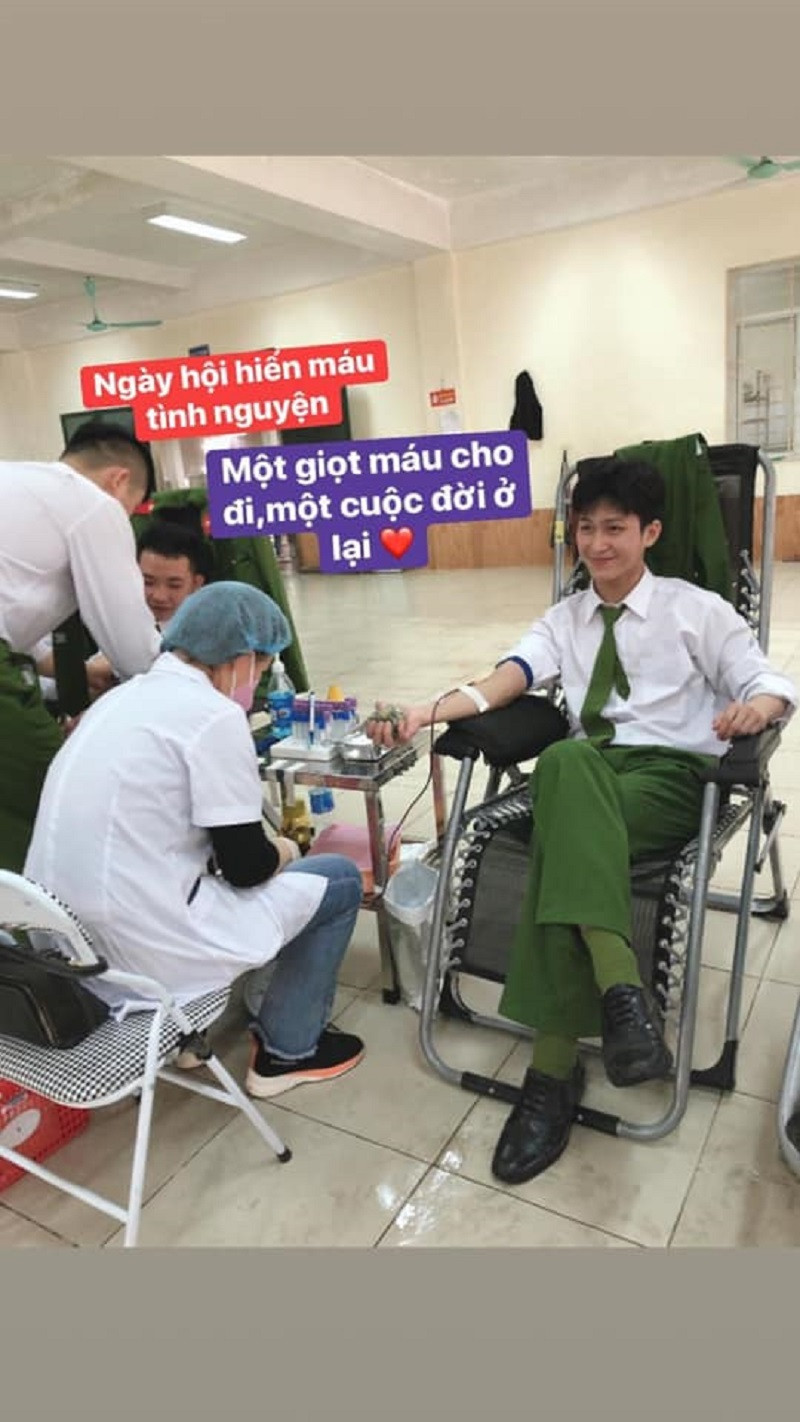 Mới đây, nhiều diễn đàn về trai đẹp đồng loạt chia sẻ hình ảnh một chàng cảnh sát trẻ đang hiến máu nhân đạo cùng với đồng đội. Trong khi y tá đang lấy máu thì anh chàng nở nụ cười tươi rói, không hền tỏ ra căng thẳng hay đau đớn khiến nhiều cô gái "đứng hình mất 5 giây".