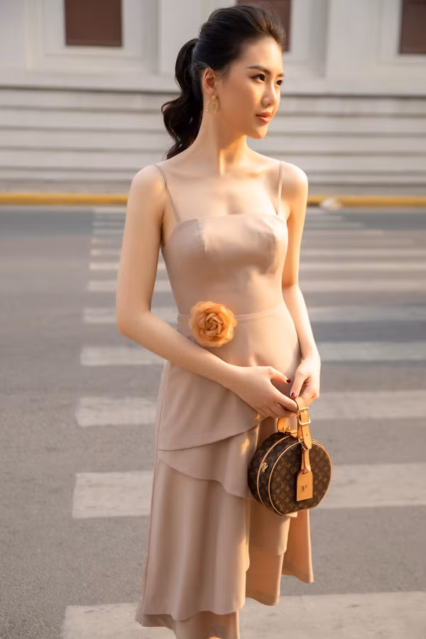 Để bản thân mặc đẹp hơn, Quỳnh Hoa mix cũng khéo các trang phục. Cô chọn túi xách của Louis Vuitton, Gucci, giày Louis Vuitton tạo điểm nhấn. Siêu mẫu sinh năm 1998 cột tóc cao, thần thái phảng phất nét quý phái, sang trọng.