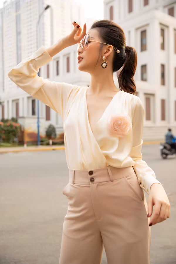 Nói về bí quyết có vòng eo "soán đẹp" Ngọc Trinh, Quỳnh Hoa chia sẻ cô tập luyện với huấn luyện viên 2 buổi/ tuần. Ngoài ra chế độ dinh dưỡng cũng là điều đáng để bàn.