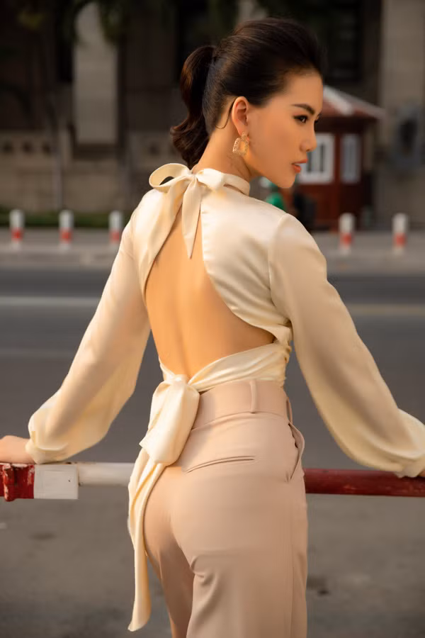 Cụ thể, thay vì nạp nhiều thức ăn vào cơ thể một lúc như trước đây thì người đẹp sinh năm 1998 không ăn kiêng mà chọn cách chia nhỏ bữa ăn để không có cảm giác bị đói. Rau xanh, các loại củ, quả cũng là trợ thủ đắc lực trong thực đơn của cô.