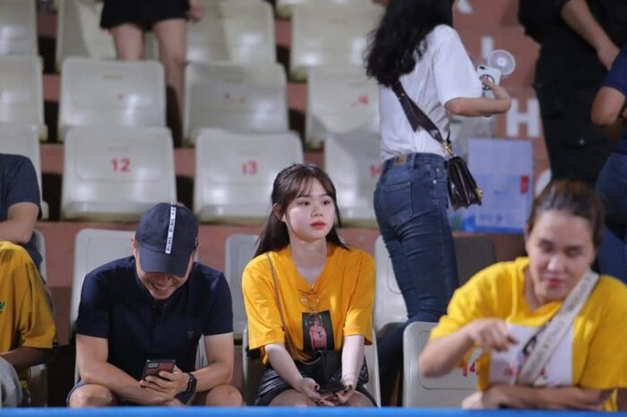 Hết soi chuyện tình yêu, nhiều người còn đưa Huỳnh Anh ra so sánh với người cũ Nhật Lê đã khiến cho cô rất bức xúc. Nàng Wag này đã phải chặn tất cả những người mang lại điều tiêu cực cho mình