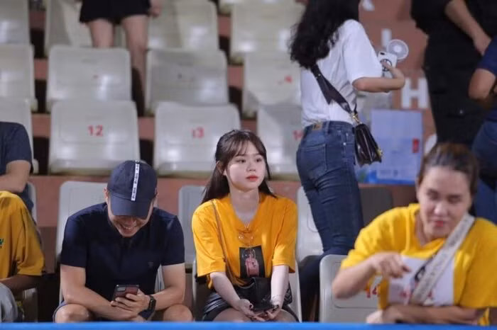 Hết soi chuyện tình yêu, nhiều người còn đưa Huỳnh Anh ra so sánh với người cũ Nhật Lê đã khiến cho cô rất bức xúc. Nàng Wag này đã phải chặn tất cả những người mang lại điều tiêu cực cho mình