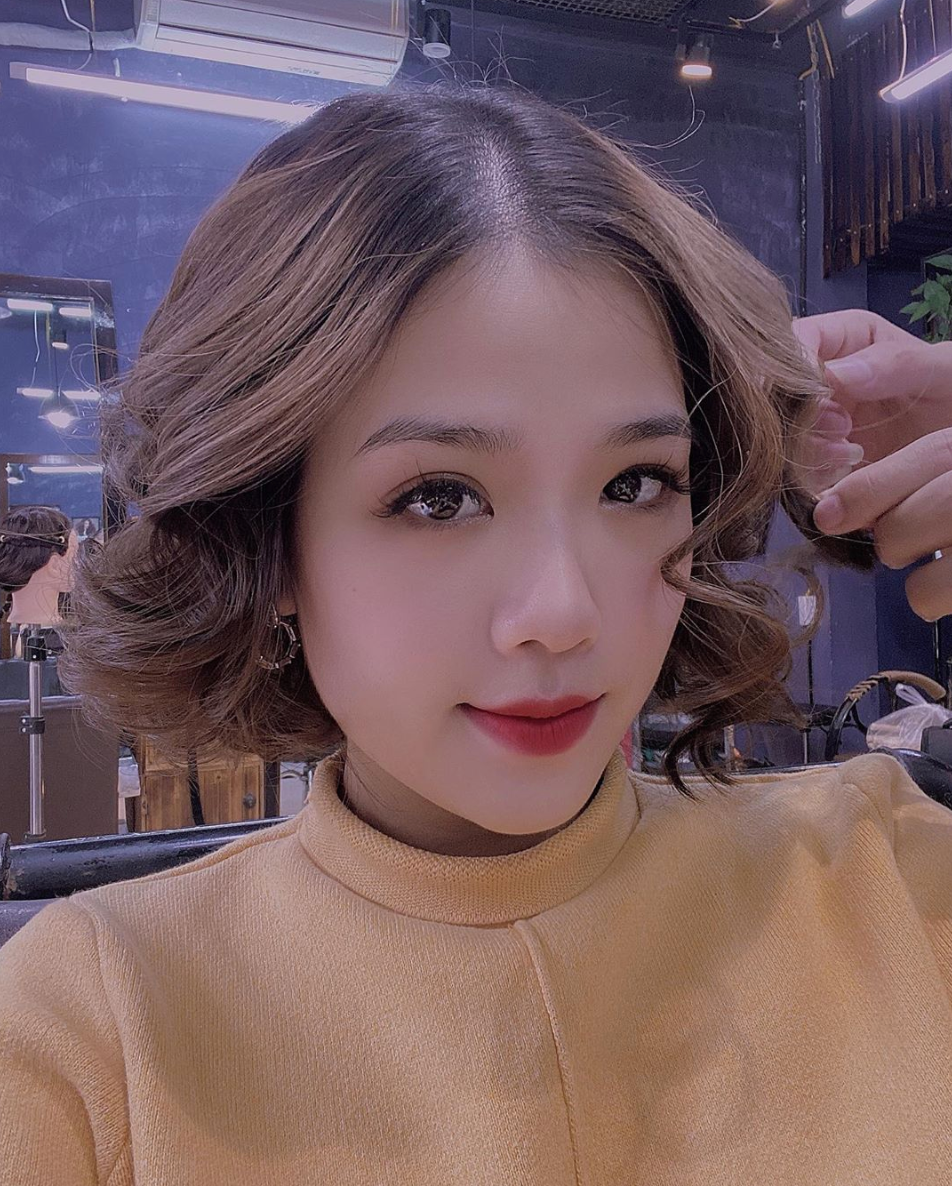 Ngay lập tức, thông tin của Huyền My được tìm ra, fan vô cùng tò mò cô gái phải sở hữu nhan sắc và tài năng như thế nào mới chiếm được tình cảm của chàng cầu thủ gốc Đông Anh khiến anh nhắn ngủ "Anh thương vợ" lên chiếc áo đấu.